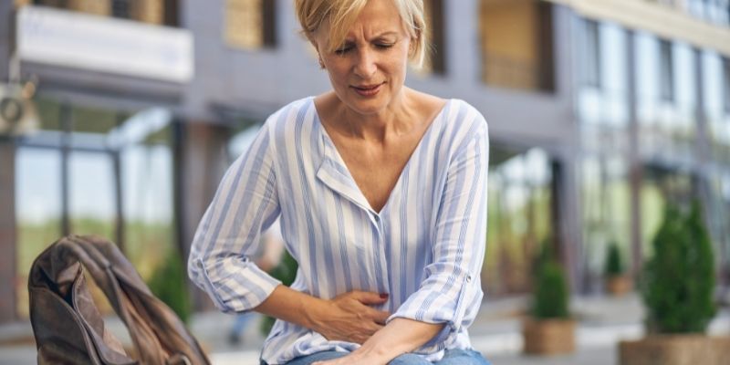 tratamentos para sindrome do intestino irritado mulher com a mao na barriga