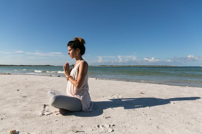 meditacao mulher na praia