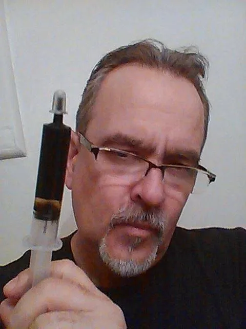 Mike Robinson conta como venceu 3 tipos de câncer com a Cannabis