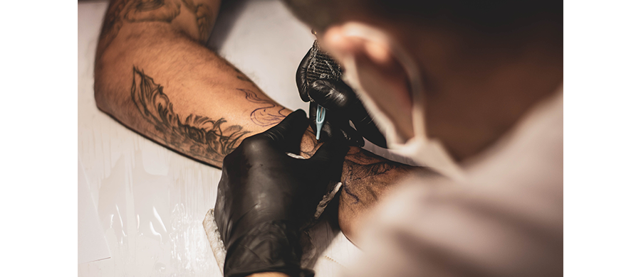 Dia do Tatuador: como o CBD ajuda quem fez uma tatuagem