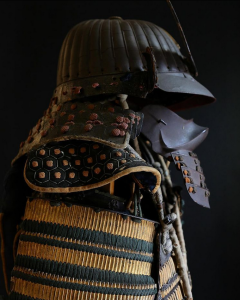 Traje de samurai feito com fibra de cânhamo em exposição no Hash & Hemp Museum