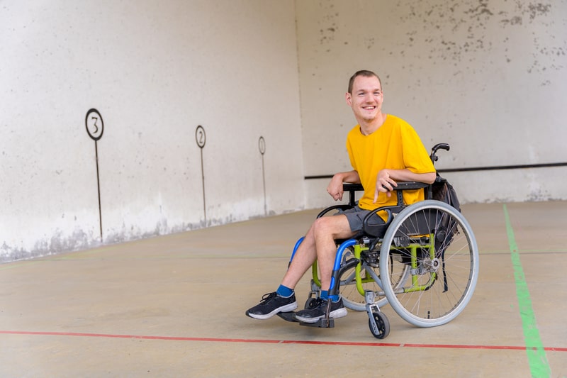 distrofia muscular jovem na cadeira de rodas