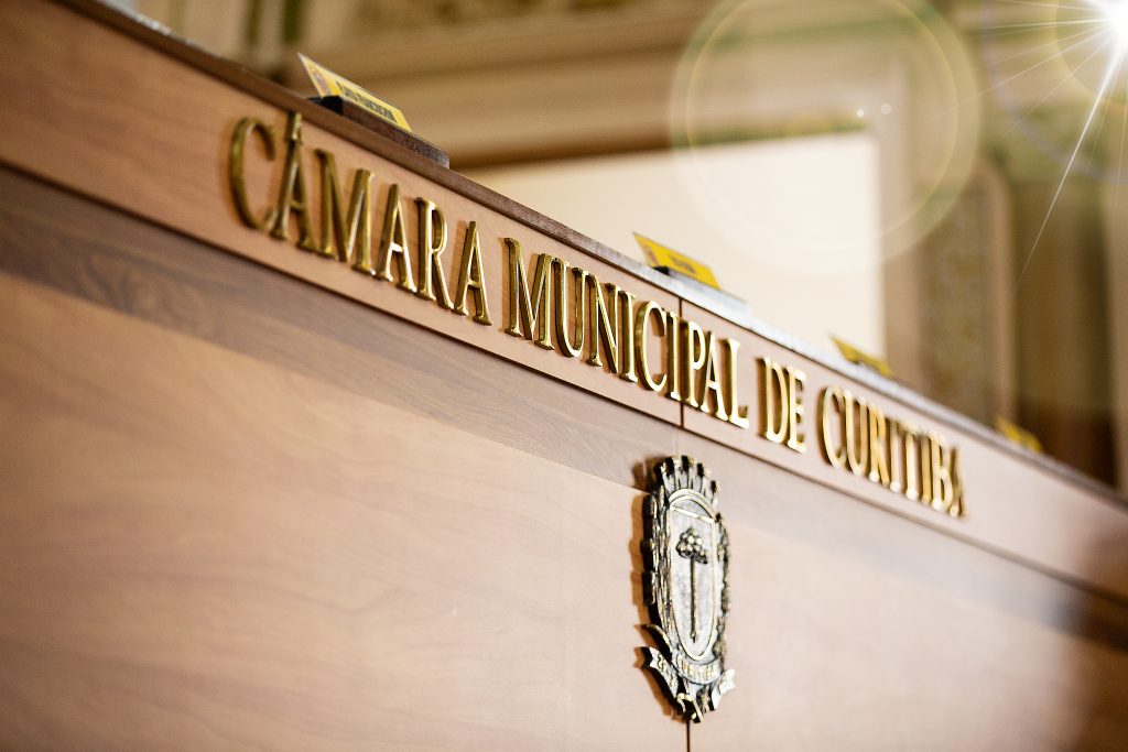 Mesa com a inscrição: Câmara Municipal de Curitiba