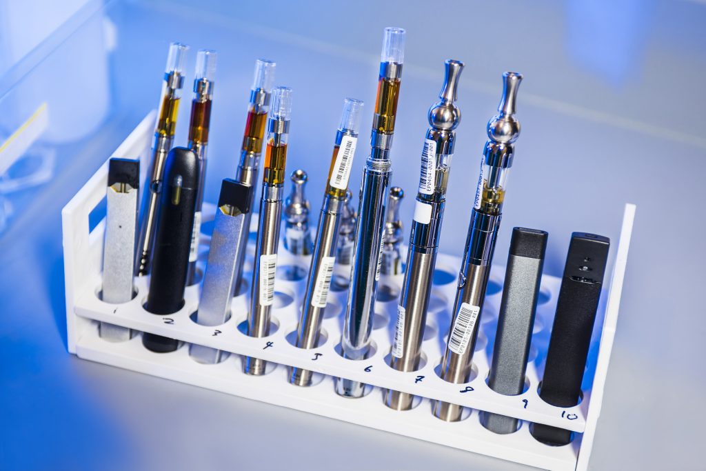 Vapes de concentrados e cigarros eletrônicos são muito utilizados para consumir o delta-8 THC