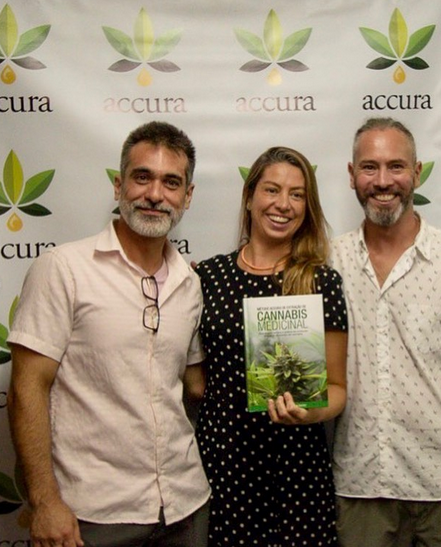 Felipe Castro, Paula Zomignani e Ian Castro, autores do livro e a presidente da ACCURA 