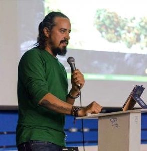 Professor Erik Amazonas coordena equipe que cultiva Cannabis na UFSC