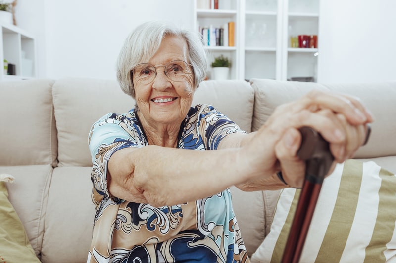 remedio para osteoporose idosa sorrindo