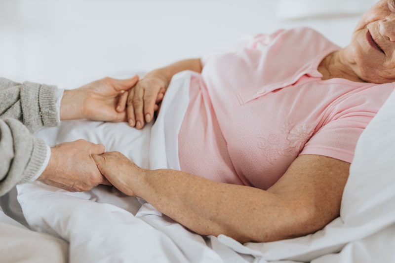 sintomas do alzheimer idosa deitada