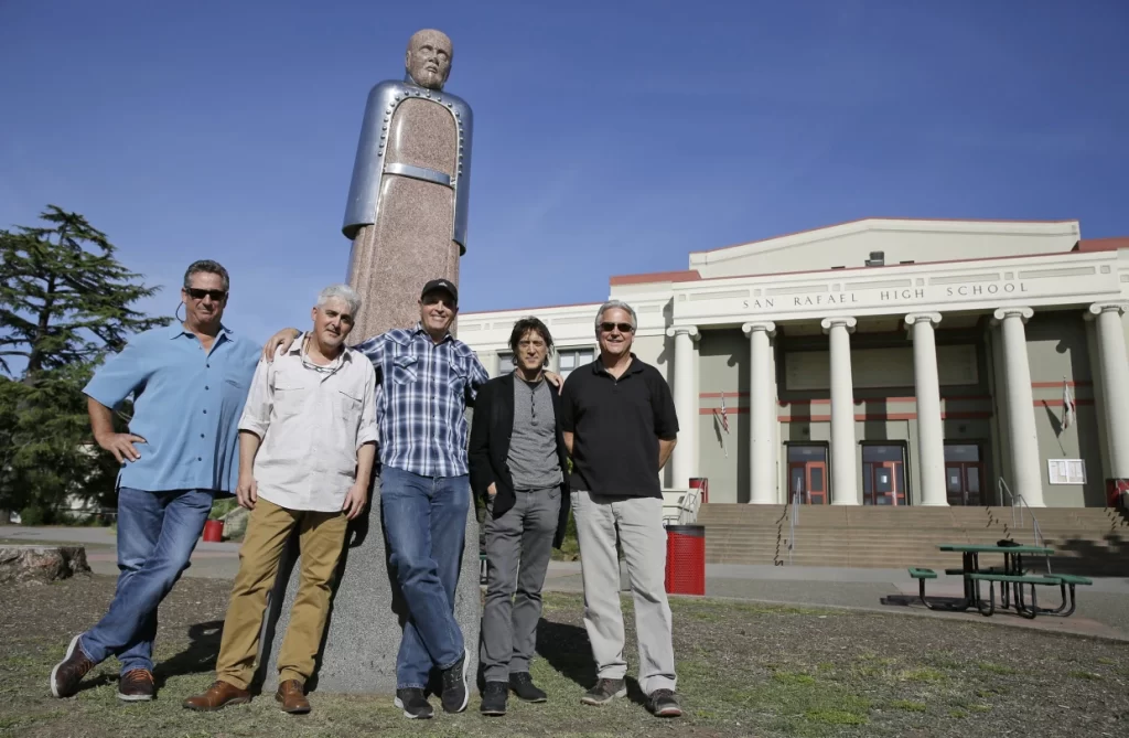 Em 2018, a Associated Press reuniu os Waldos em frente à estátua de Louis Pasteur na escola San Rafael para relembrar as origens do 420