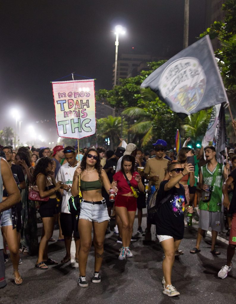 Manifestantes da Marcha da Maconha do Rio pedem menos TDAH e mais THC