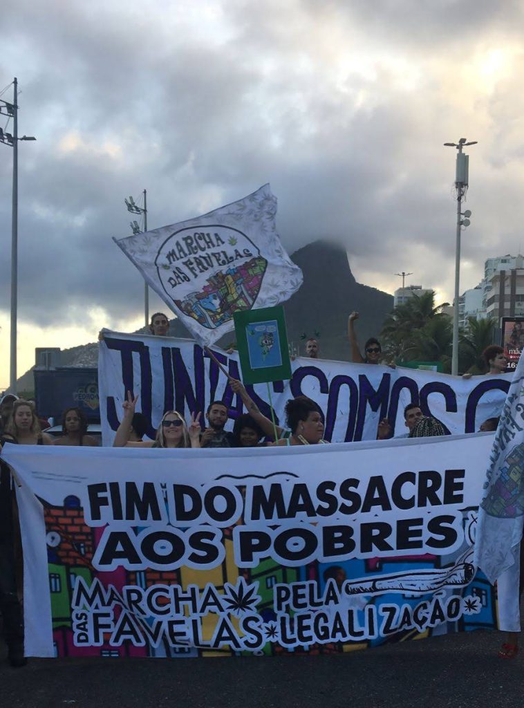Placa na Marcha da Maconha do Rio onde se lê: Fim do Massacre aos Pobres