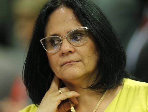 Senadora Damares Alves comenta apreensão de maconha em avião da igreja