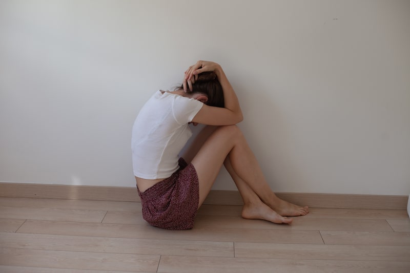 sintomas de crise de ansiedade mulher com medo