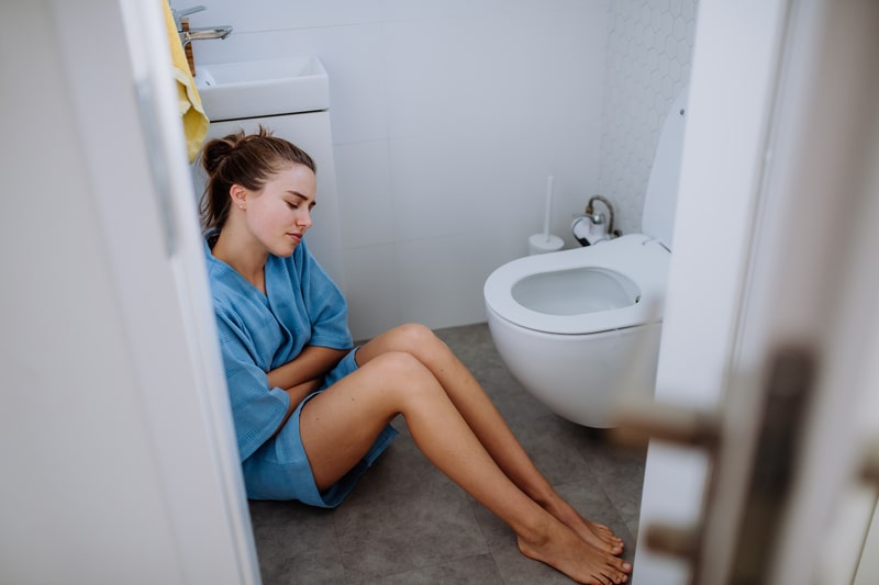 sintomas de ansiedade mulher no banheiro