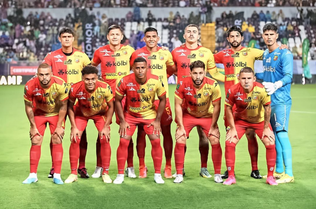 Equipe masculina do Herediano antes de partida | Foto: @csherediano1921