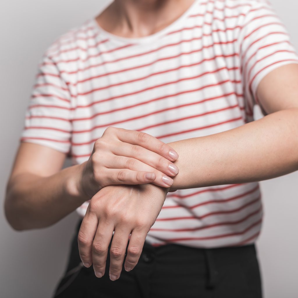 Mulher com artrite reumatoide sente dores nos pulsos