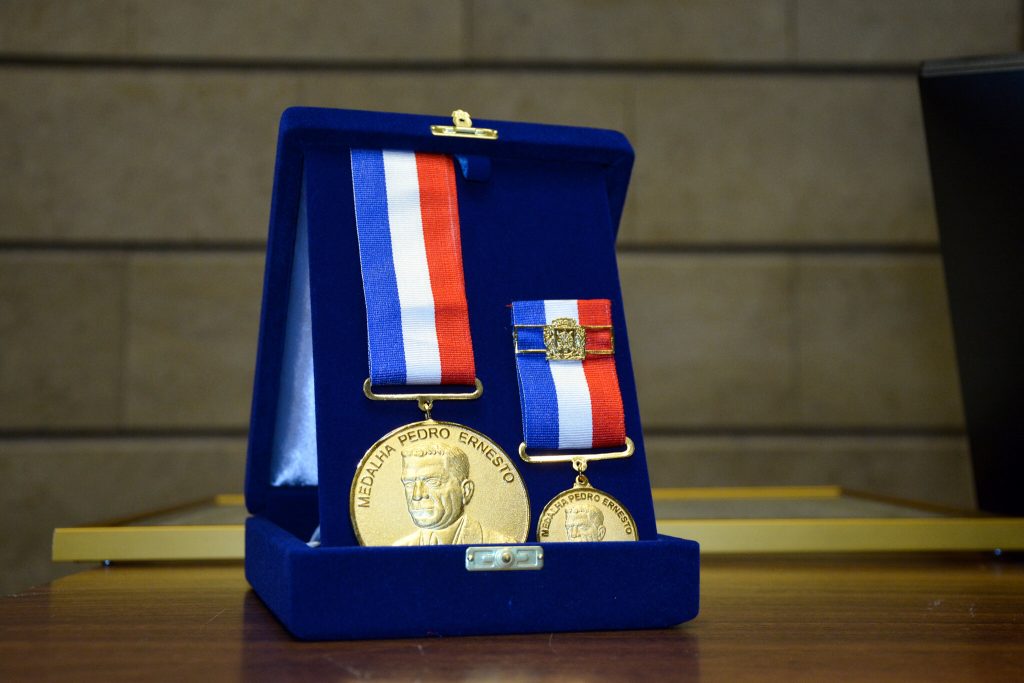 Conjunto de Medalhas Pedro Ernesto com medalha para pescoço e lapela | Foto: Câmara Rio