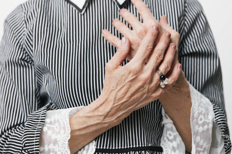 tremor nas maos em idosos