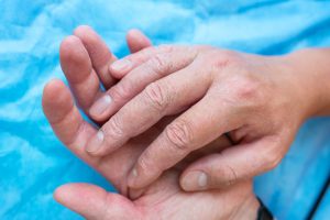 tremor nas maos parkinson