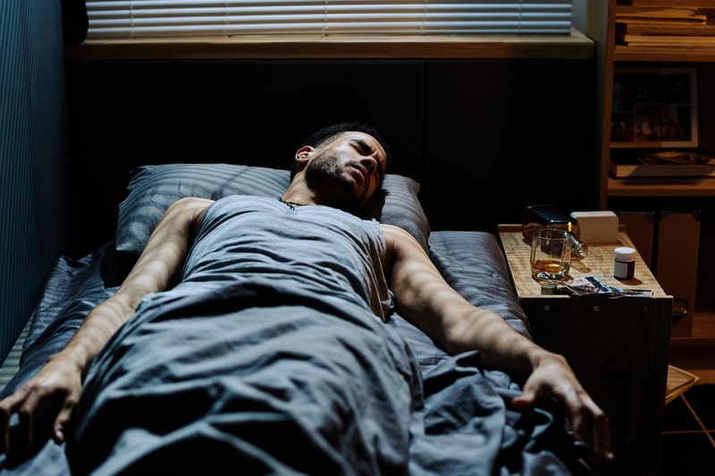 tratamentos para paralisia do sono homem tendo pesadelo