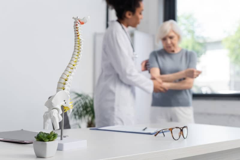 osteoporose senil medica confortando paciente