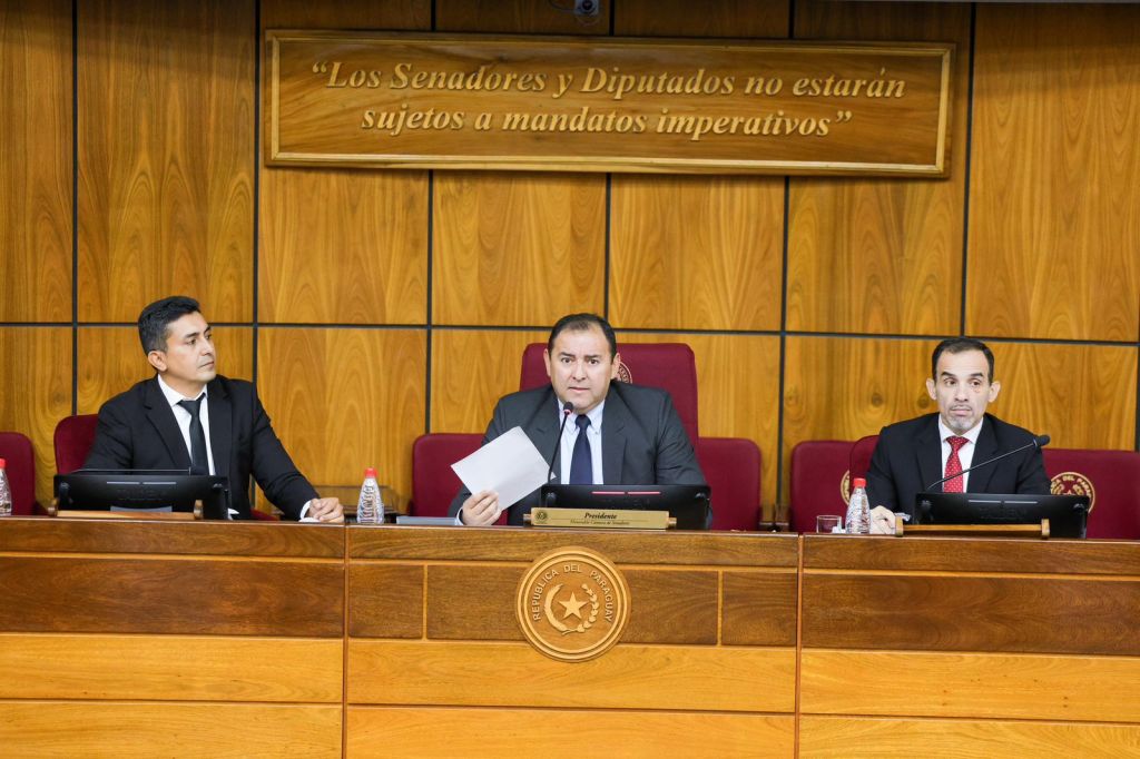 Senador Líder Amarilla, ao centro, abriu a reunião sobre a regulamentação da Cannabis no Paraguai
