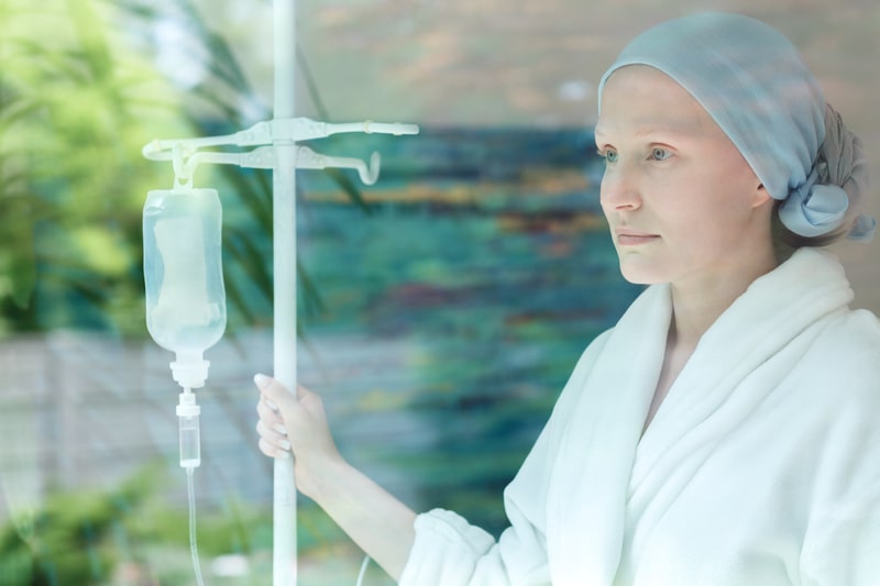 canabidiol quimioterapia mulher olhando janela