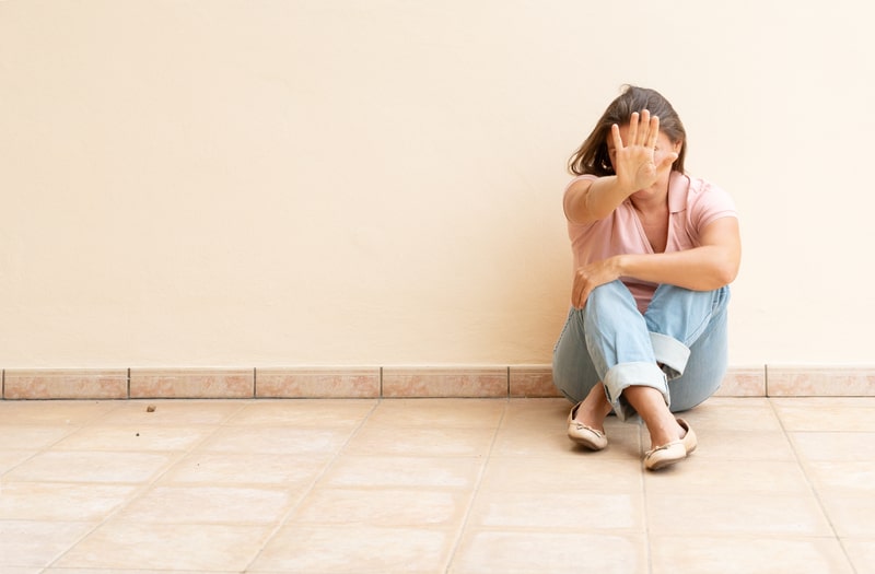 tipos de transtornos mentais menina sentada