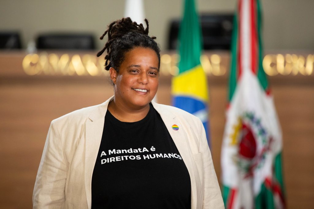 Vereadora Giorgia Prates com camisa onde se lê: A Mandata é Direitos Humanos