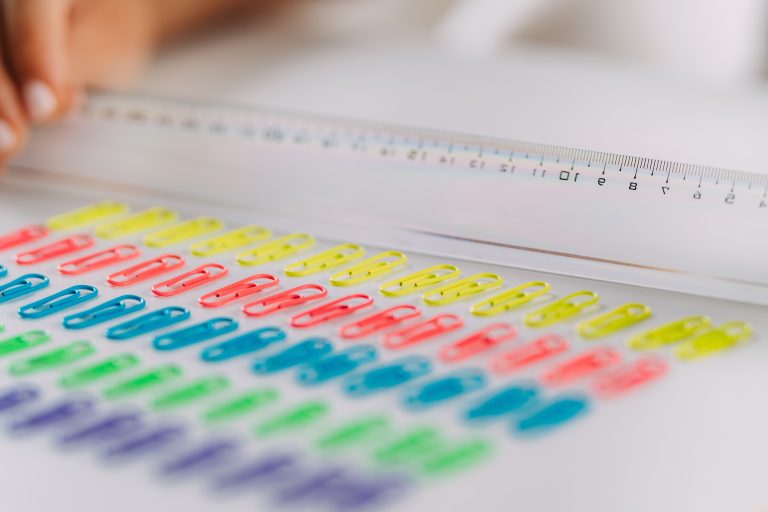 Clipes de papel meticulosamente organizados sobre uma mesa