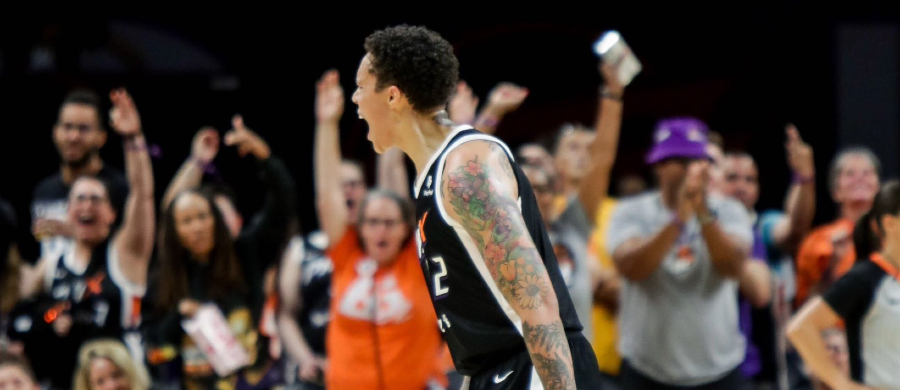 Brittney Griner vibra junto com a torcida no ginásio