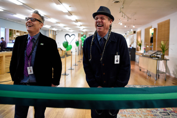 Steve e seu irmão, Andrew, na inauguração de uma das lojas da Harborside