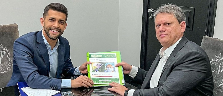 Deputado Caio França e o governador Tarcísio Freitas na época da sanção da lei de Cannabis no SUS em São Paulo