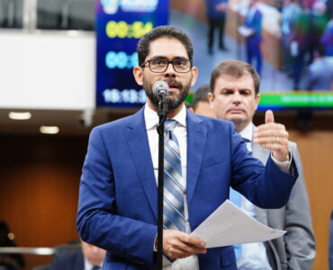 Foto do deputado Lincoln Tejota, que criou a lei de Cannabis no SUS em Goiás