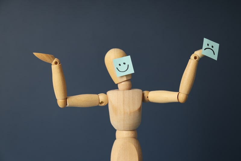 alteracoes de humor boneco de madeira