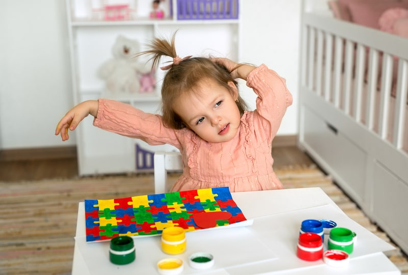 canabidiol para autismo crianca brincando