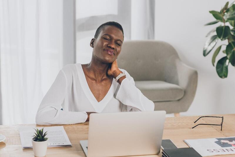 canabidiol para dores cronicas mulher sentada