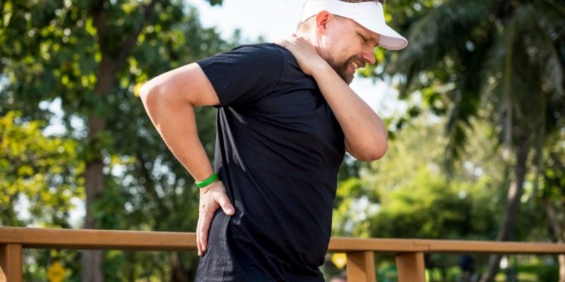 cbd para dores musculares homem com dor na coluna