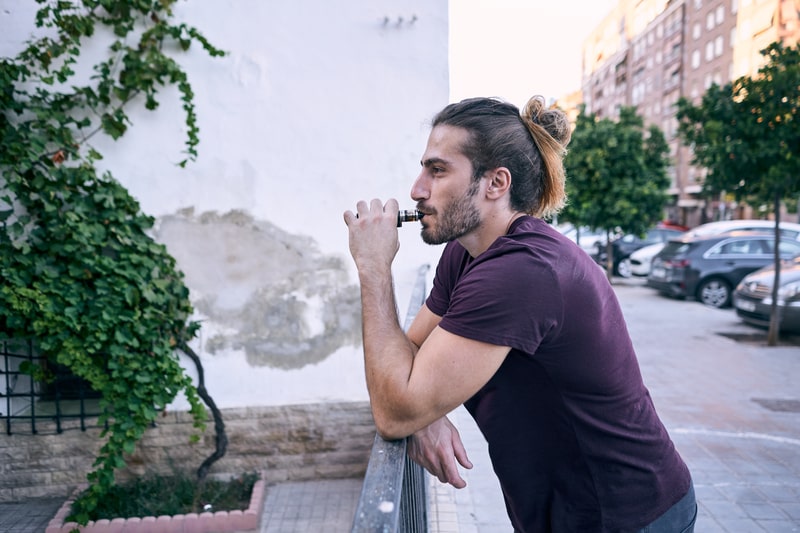 cdb vape homem com cigarro eletronico