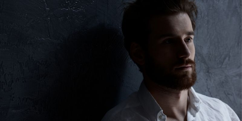 cdb para transtorno bipolar homem sentado