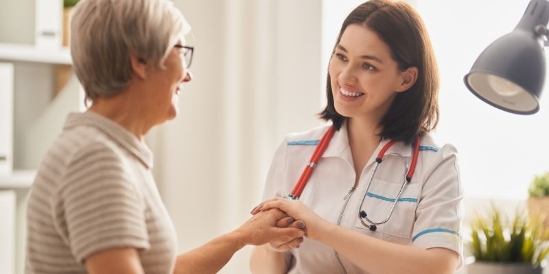 colite ulcerativa tratamento mulheres conversando