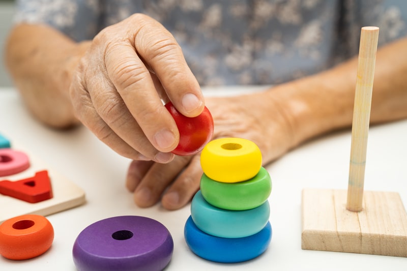 como prevenir o alzheimer atividade brinquedo