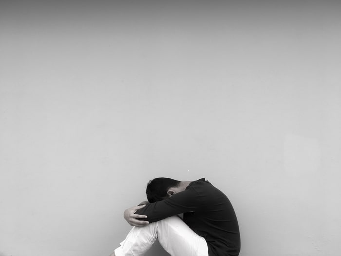 depressao homem em isolamento