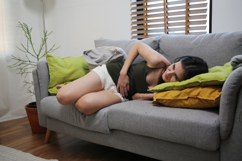 doença de chron mulher no sofa