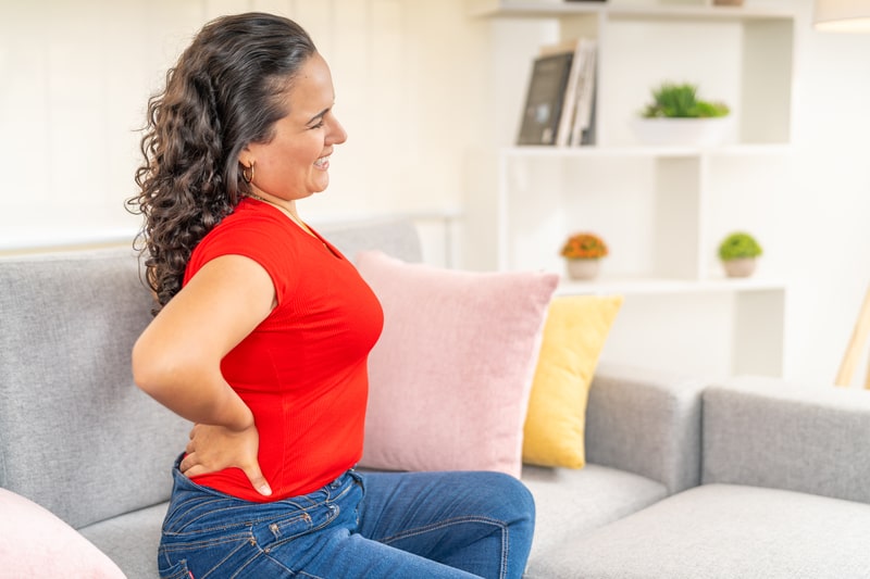 dor mista mulher com dor na coluna