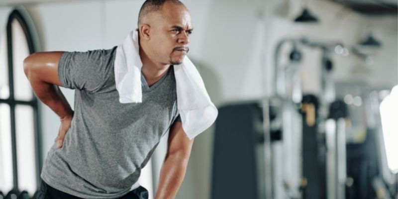 dor na coluna e cbd homem na academia