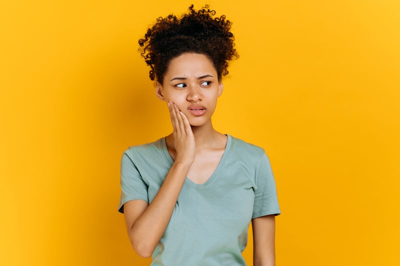 dor na mandibula e pescoco mulher com dores 