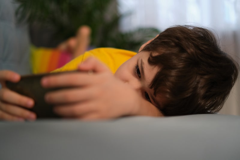 embotamento emocional menino triste