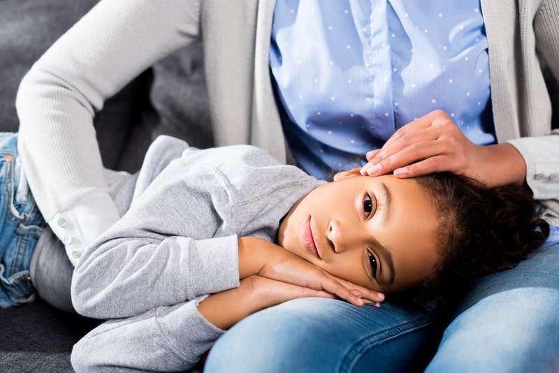 febre reumatica menina deitada