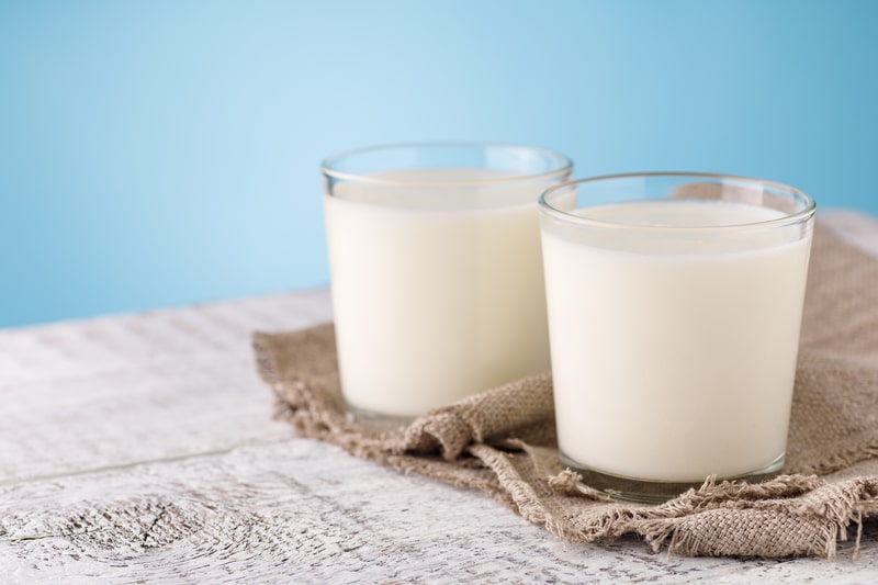 leite de canhamo no copo